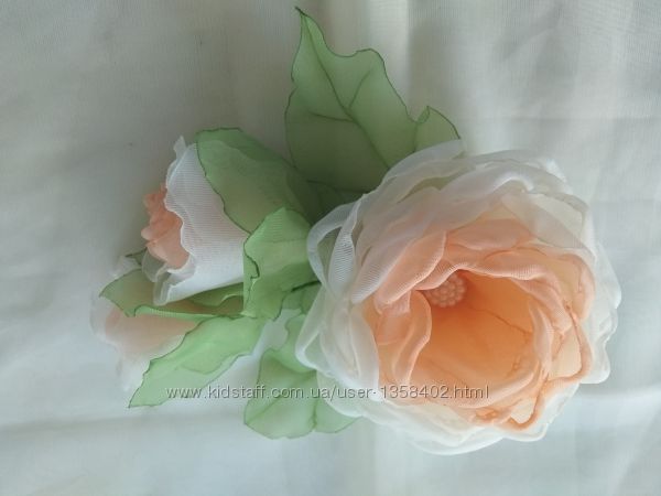 Пышные розы из атласных лент. Заколка с розочками из лент DIY / flores de fita
