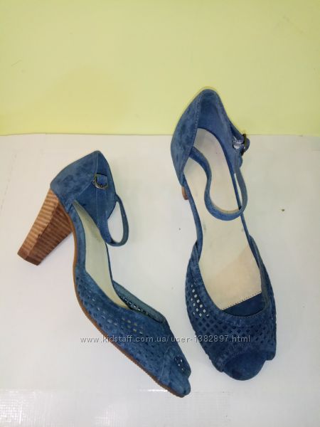 Босоножки 37  38 розмір бренд Andre