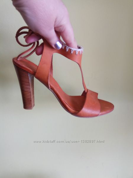 Босоножки 39 і 40 розмір бренд Minelli