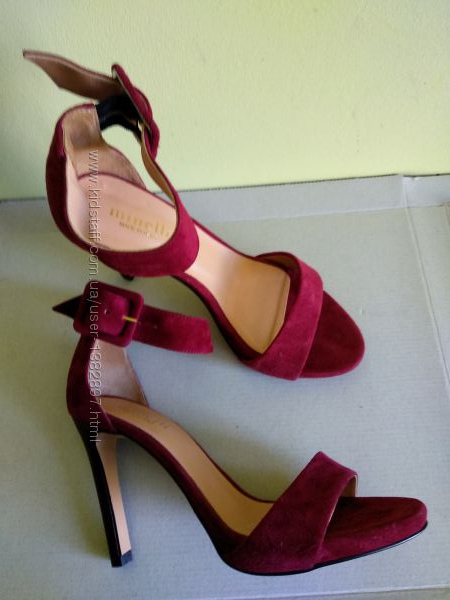 Босоніжки  39 розмір бренд Minelli