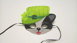 Карнавальні маски котів і кошек в шляпі або бейсболці